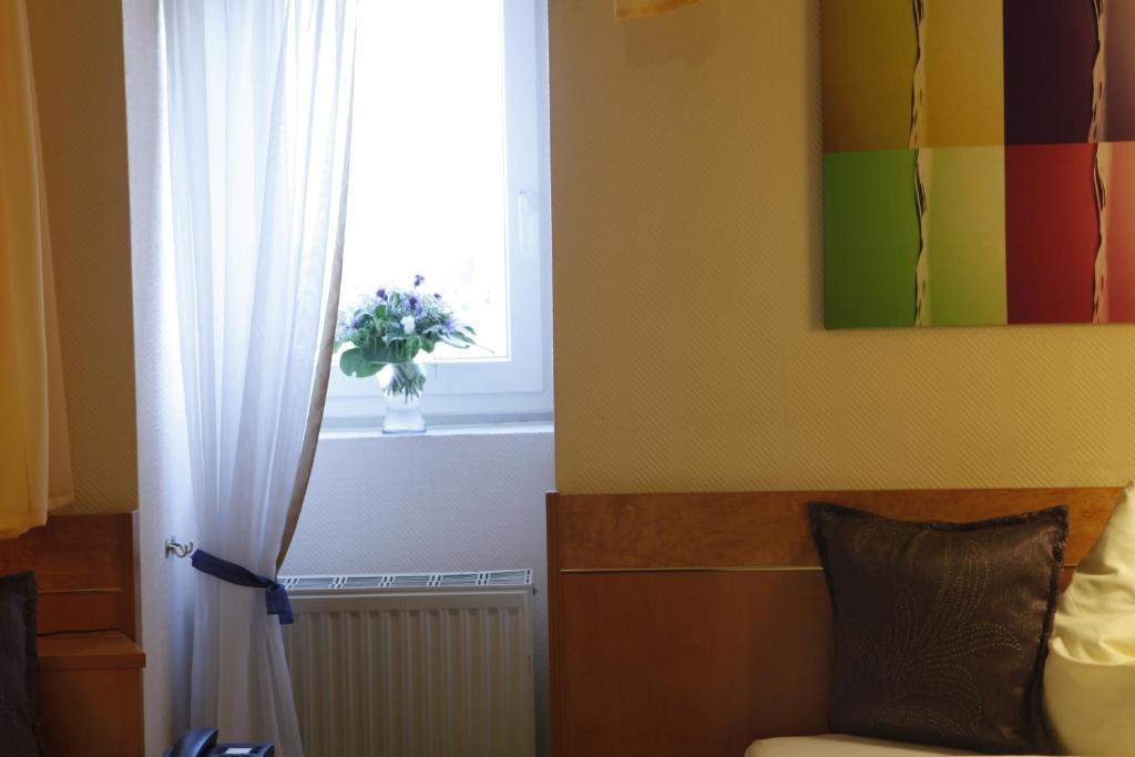 Hotel Villa Brenner Grünstadt Oda fotoğraf